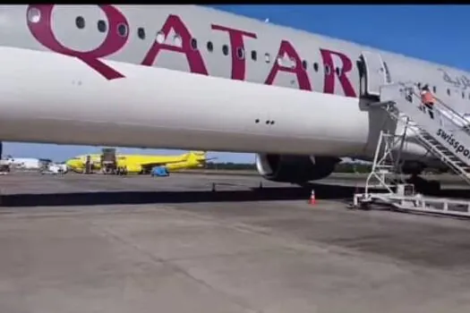 Avião da Qatar Airways pousa em Salvador após emergência; passageiros enfrentam 11 horas de espera e desinformação