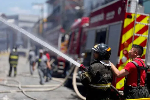 Conheça a estratégia usada pelos Bombeiros para extinguir incêndio em shopping no Brás