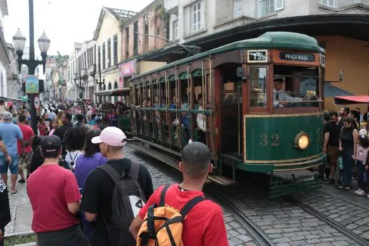 Passeios de bonde voltam a animar o Centro Histórico de Santos