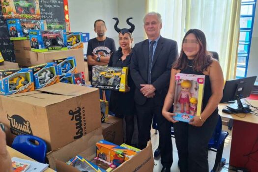 Ações da Polícia de Botucatu incluem arrecadação de brinquedos e distribuição de cestas básicas