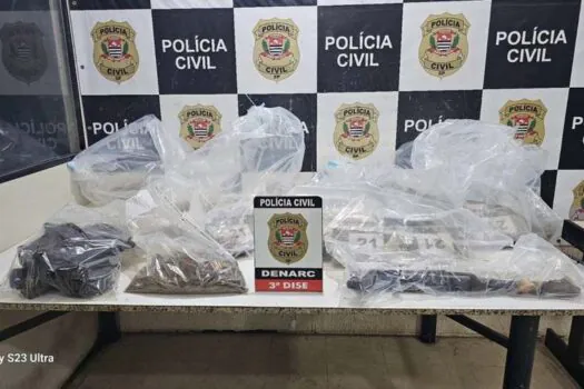 ‘Bunker’ com fuzil, munições e quase 60 kg de cocaína é encontrado pela polícia em Guarujá