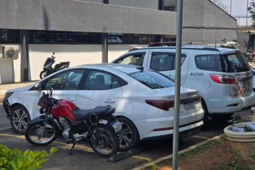 Polícia Militar recupera carro roubado o prende suspeitos no Grajaú