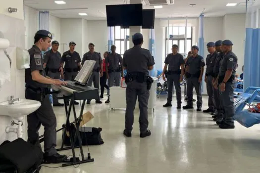 ‘Tratamento musical’: coral da PM visita pacientes em tratamento oncológico