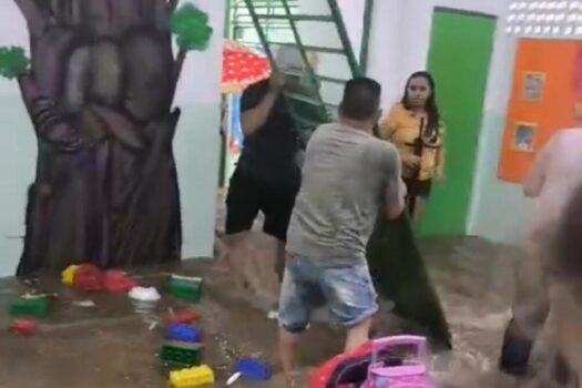 Enxurrada atinge creche em Osasco, provoca caos e medo em crianças