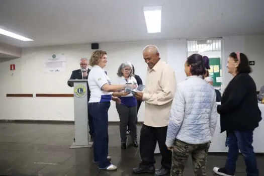 Mais de 400 alunos da EJA de Santo André recebem óculos gratuitos