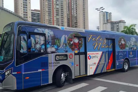 EMTU embarca no clima natalino com ônibus iluminados e Papai Noel em terminal metropolitano