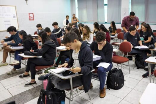 Quase 300 mil estudantes fazem o Enade neste domingo (24)