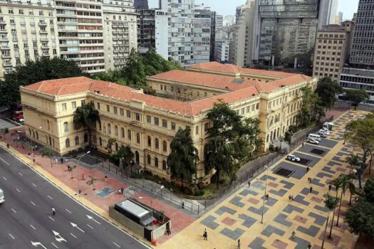 Exposição celebra 130 anos do icônico prédio da Escola Caetano de Campos em SP