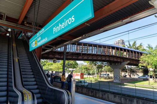 Defesa Civil faz ação de conscientização sobre os perigos das chuvas na Estação Pinheiros