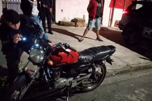 GCM de Ribeirão Pires prende dois suspeitos com moto sem placa e celular roubado