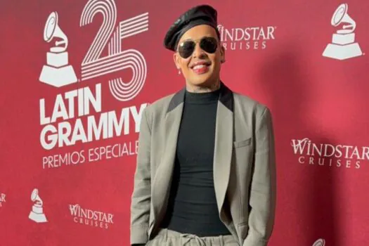 Gloria Groove entrega Prêmio da Excelência Musical a Lulu Santos no Latin Grammy Week