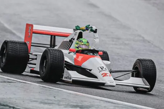 Lewis Hamilton pilota McLaren de Senna em Interlagos