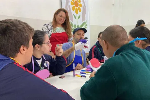 Idealizadores da Série A República promovem Oficinas de bonecos de meia nas APAEs do ABC Paulista