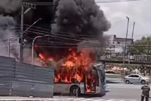 Ônibus pega fogo após pane elétrica e colide com poste na zona sul de SP