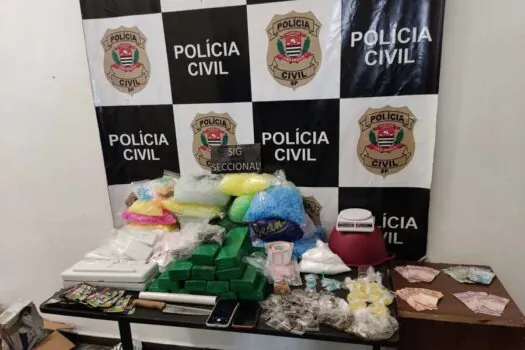 Procurado por homicídio é preso com drogas escondidas embaixo de piso