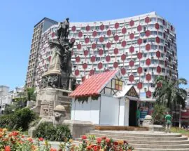 Título do post: Desfile e celebrao marcam inaugurao da Casa do Papai Noel em Santos