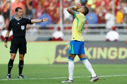 Brasil tropeça no Uruguai, empata sem emoção e é vaiado pela torcida na Fonte Nova