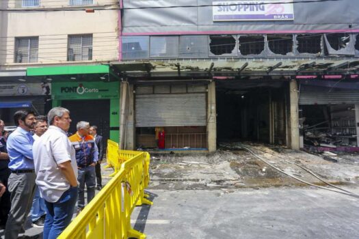 SP começa a atender comerciantes afetados por incêndio em shopping na região do Brás