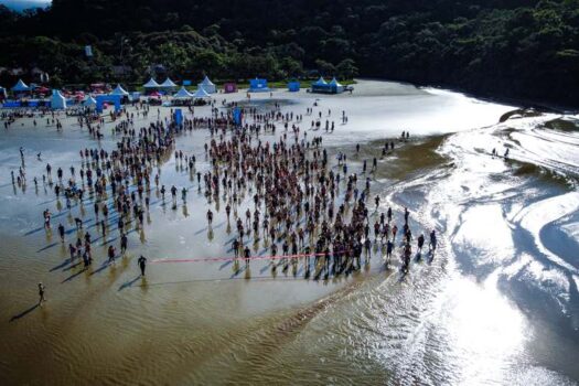 Travessia Poliana Okimoto espera 3 mil nadadores em praia de São Sebastião