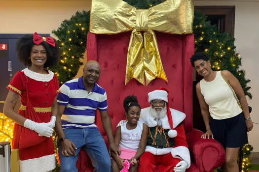 Papai noel Negro encanta por seu carisma e elegância