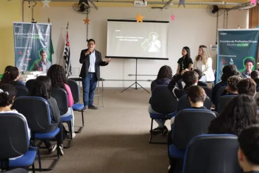 Estudantes da rede pública de Rio Grande da Serra participam de encontro de profissões