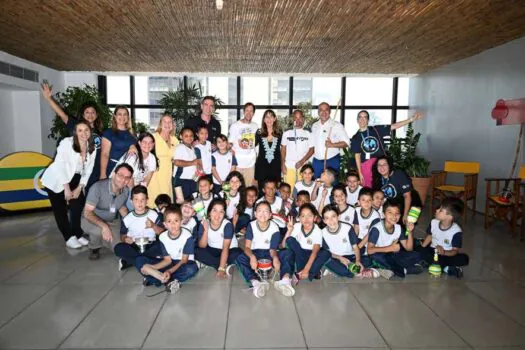 Estudantes de Ribeirão Pires se encontram com Sebastian Vettel no Instituto Ayrton Senna