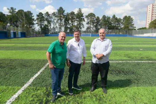 Prefeito Orlando Morando vistoria etapa final de obras do campo de futebol do Nova Petrópolis