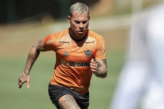 Atlético-MG confirma saída do atacante Eduardo Vargas