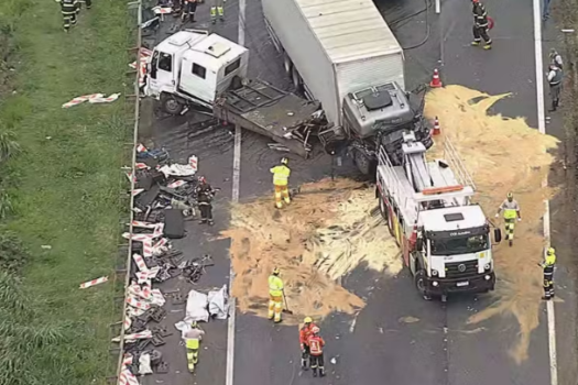 Acidente na Rodovia dos Bandeirantes provoca quatro mortes e interdita pista