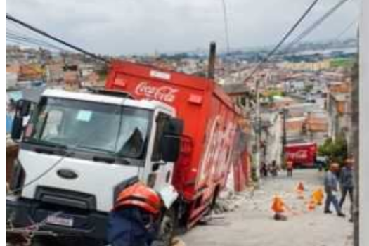 Caminhão carregado de refrigerantes invade casas e derruba poste em Mauá