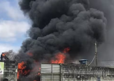 Incêndio em pátio de veículos apreendidos em Guarujá não deixa vítimas