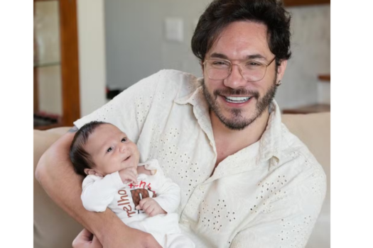 Eliezer celebra a semelhança com o filho Ravi