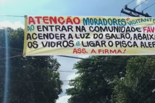 RJ: Criminosos controlam acesso em Praça Seca com faixas e geram revolta entre moradores