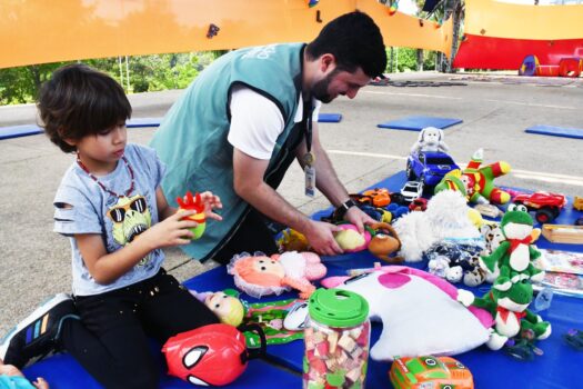 Semasa realiza Feira de Troca de Brinquedos neste domingo no Parque Central