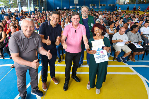 Prefeito Orlando Morando entrega escrituras a moradores de bairros de São Caetano