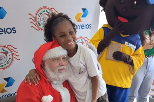 Crianças de Paraisópolis recebem os presentesdo Papai Noel dos Correios