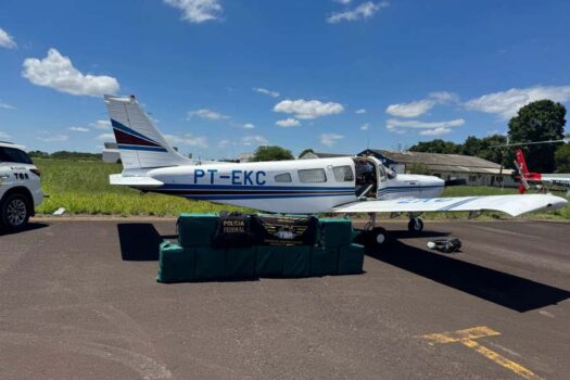 Águia da PM intercepta aeronave com cerca de 400 tijolos de pasta base de cocaína