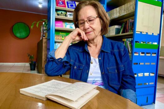 Aos 82 anos, aposentada quer exercitar hábito de leitura no CHL de Ribeirão Pires