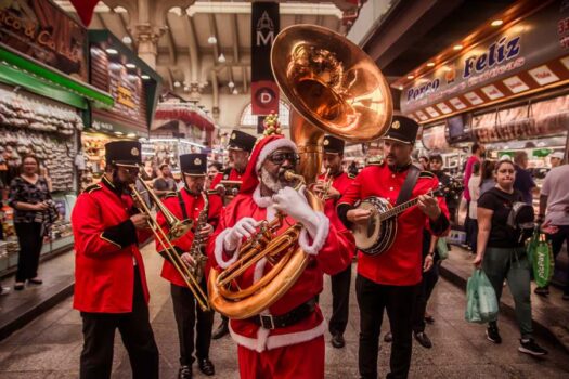 Mercadão inaugura decoração de Natal com Banda do Papai Noel 