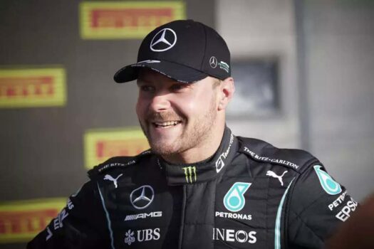 Valtteri Bottas retorna à Mercedes como piloto reserva em 2025