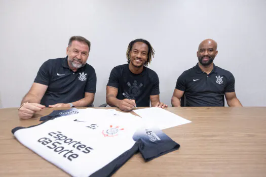 Corinthians anuncia renovação com André Carrillo até 2026