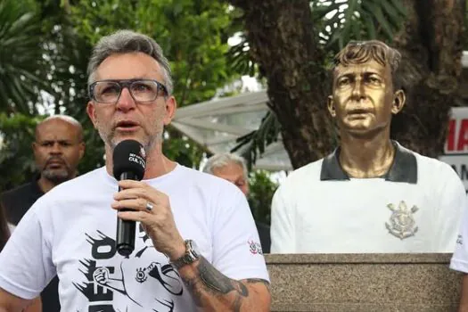 Corinthians inaugura busto de ídolo Neto no Parque São Jorge