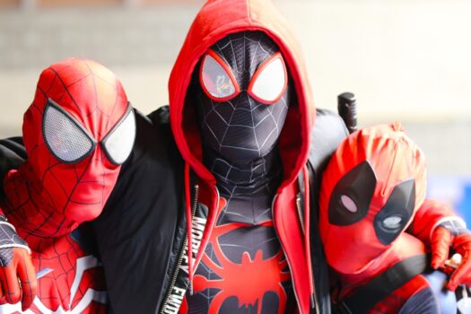 Mais de 50 Cosplayers do Homem-Aranha Inundam a CCXP com Passeata do Aranhaverso