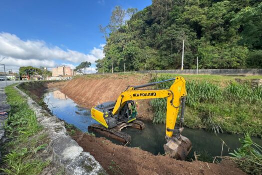 Ribeirão Pires segue com ação de desassoreamento do Ribeirão Grande, em ação antienchente