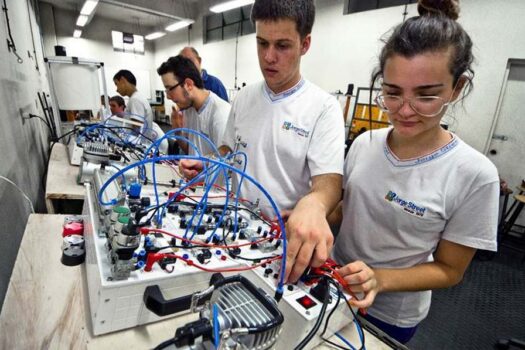 Governo de SP amplia acesso ao ensino médio técnico