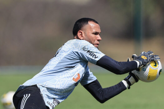 Atlético-MG renova com goleiro Everson até 2027