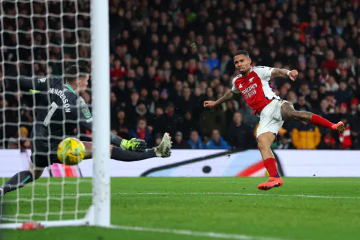 Liverpool e Arsenal vencem e avançam à semi da Copa da Liga Inglesa