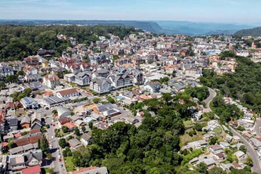 Gramado retoma programação do Natal Luz após queda de avião