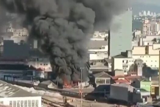 Incêndio atinge prédio comercial no Bom Retiro