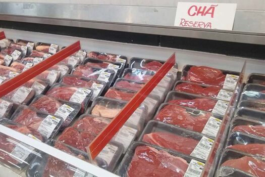 Inflação desacelera em novembro: carne e passagens aéreas puxam alta de preços